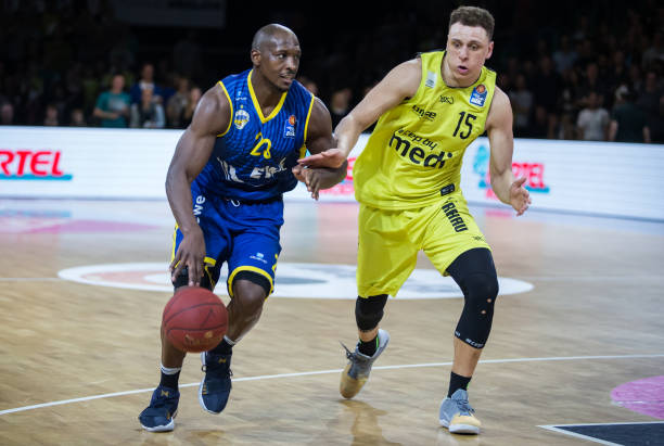 赛事中占据 赛事中占据